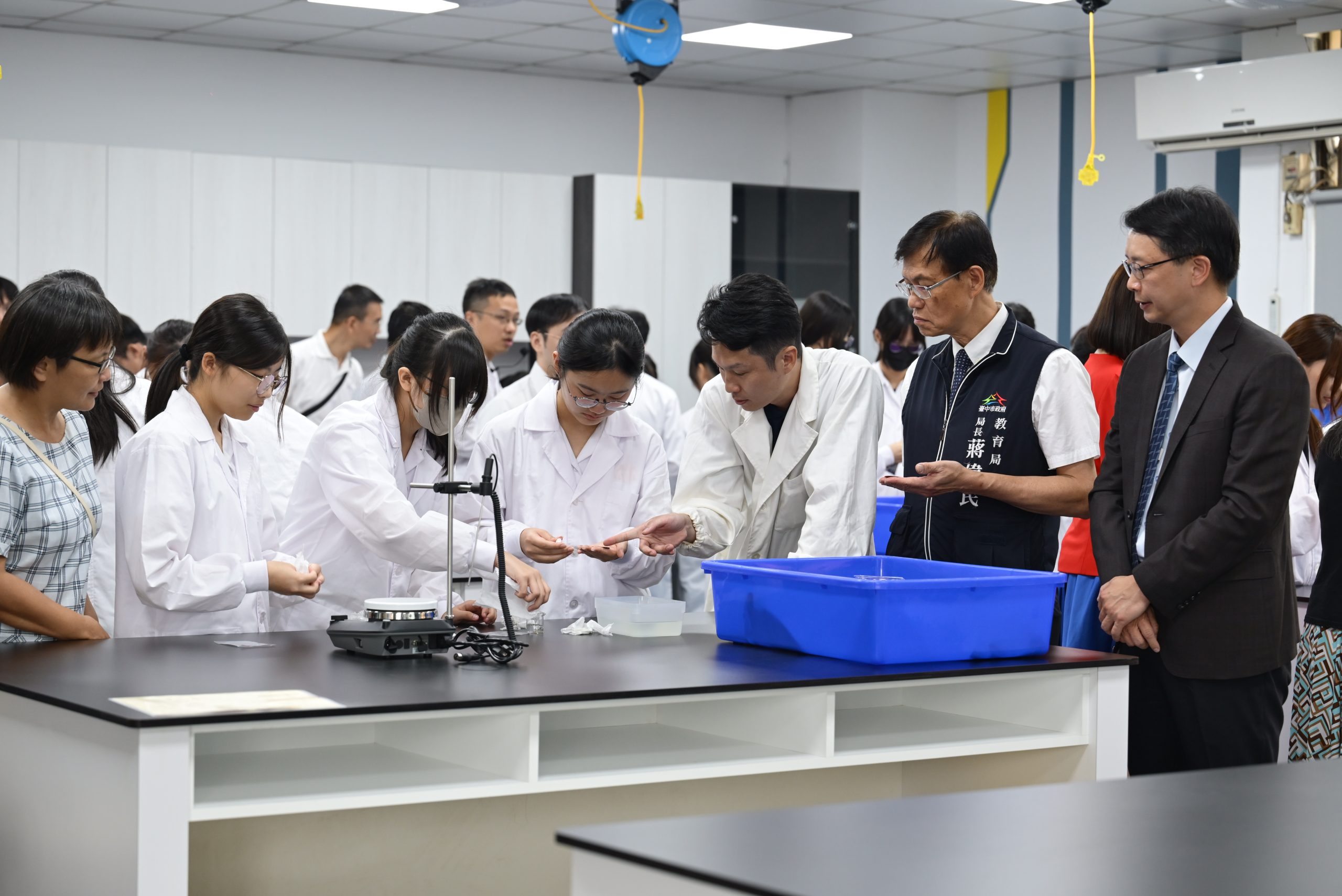 家長慷慨支持打造半導體學習場域　中市文華高中「晶創跨域教室」啟用