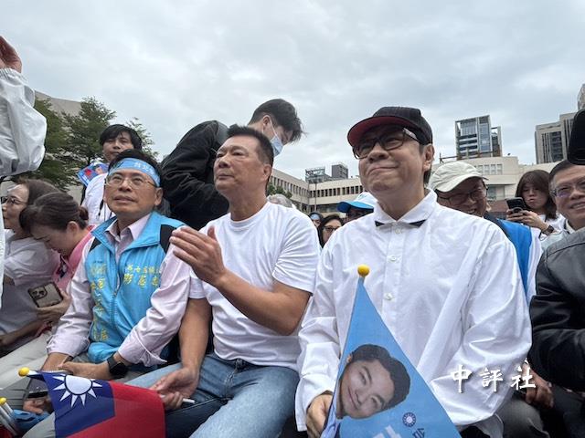 蔡康永現身蔣萬安競總大會　群眾圍觀