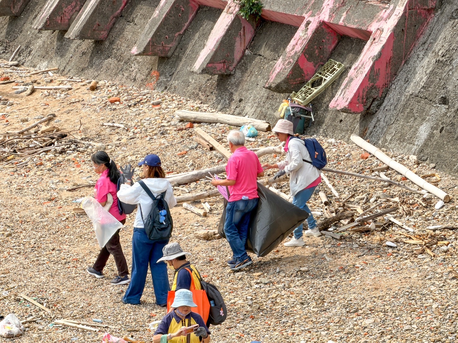 基隆潮境海岸大會師　460多人齊心清出242公斤垃圾