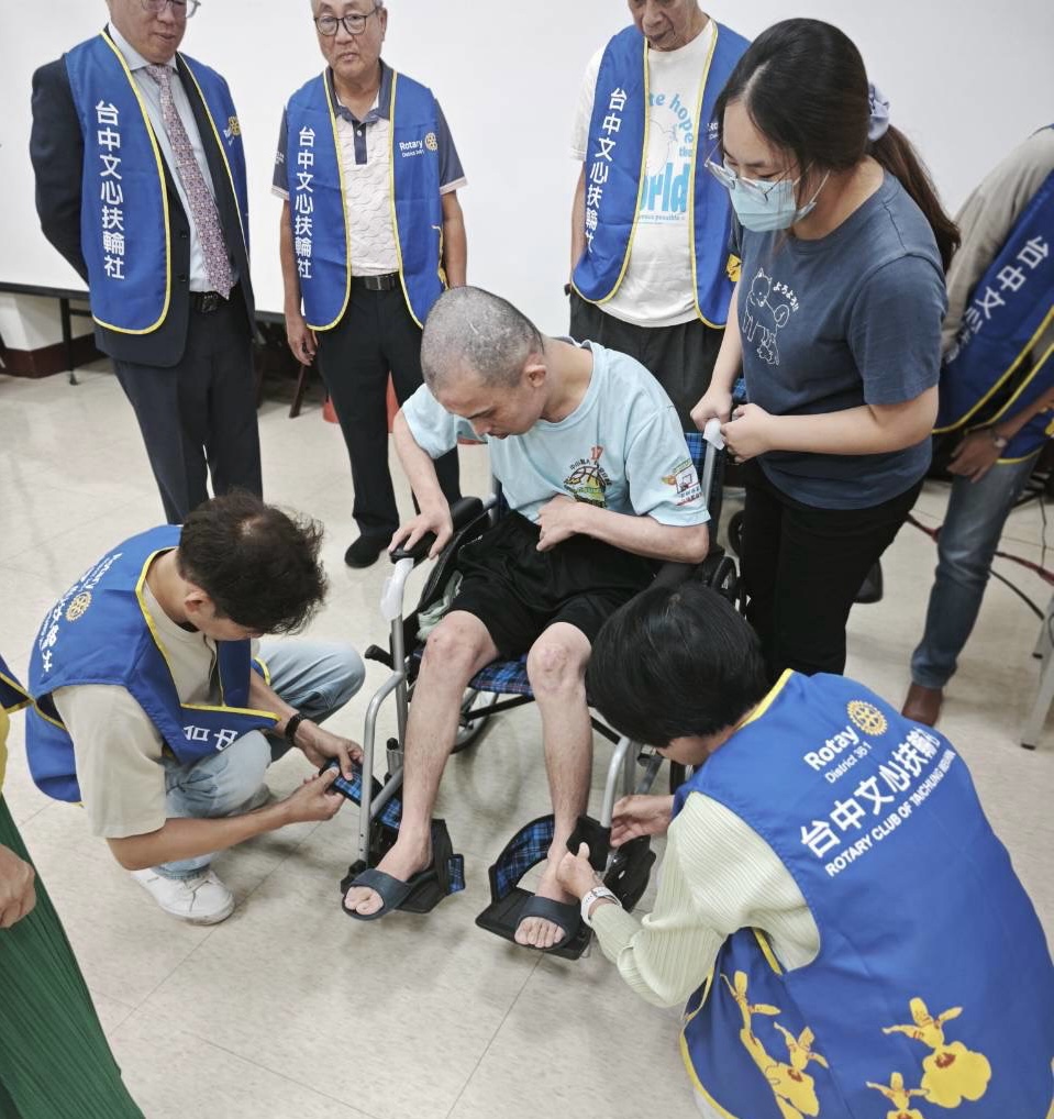 芳苑喜願家園輪椅遭海風鏽蝕　文心扶輪社捐20部解燃眉之急