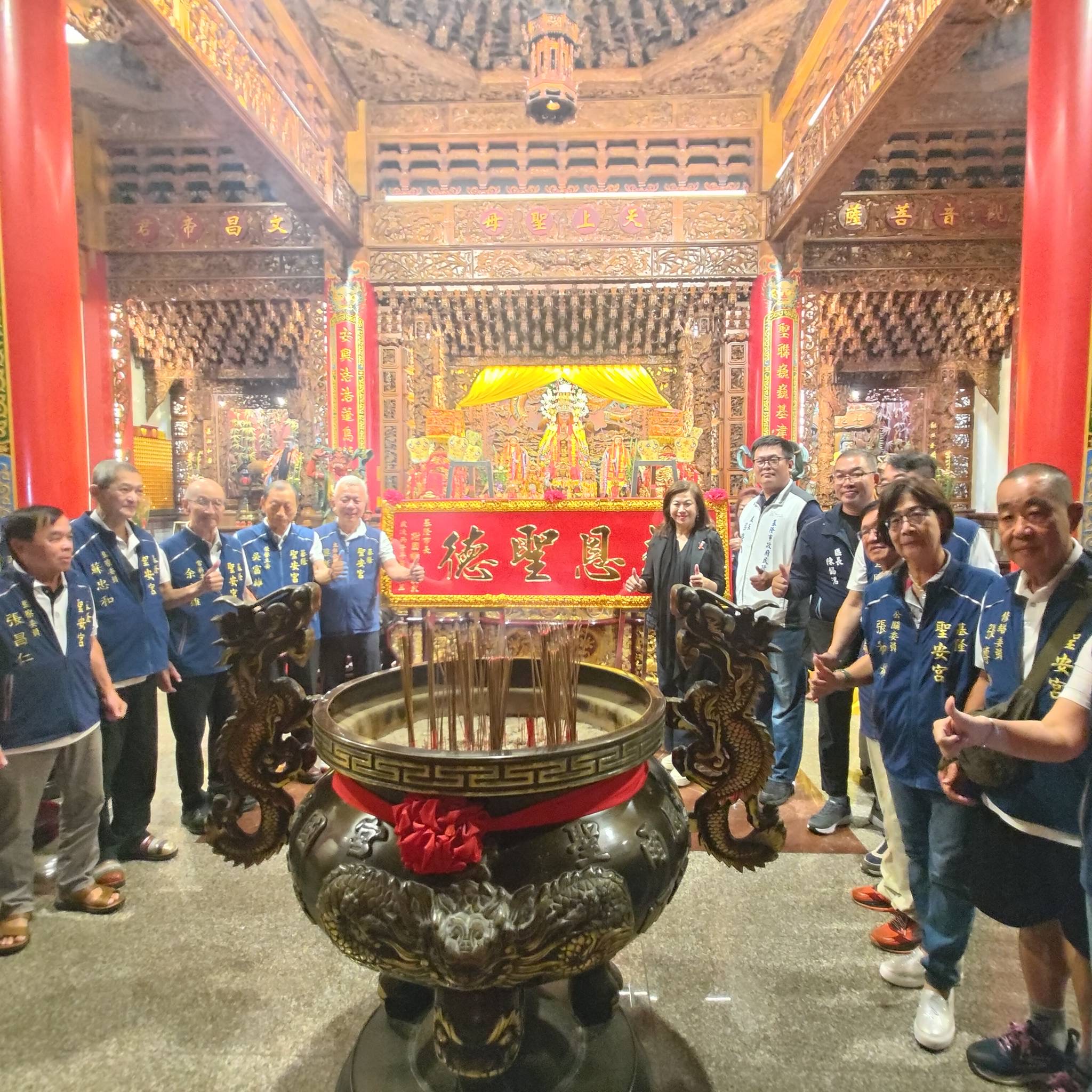 謝國樑贈匾聖安宮「慈恩聖德」　莊儀團47週年遶境、光雕添亮點