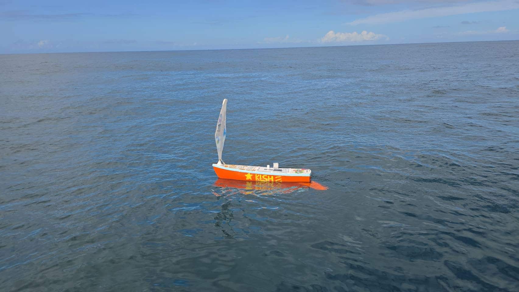 24學生打造迷你帆船「海洋YES號」東北角啟航　基隆高中GPS追航跡