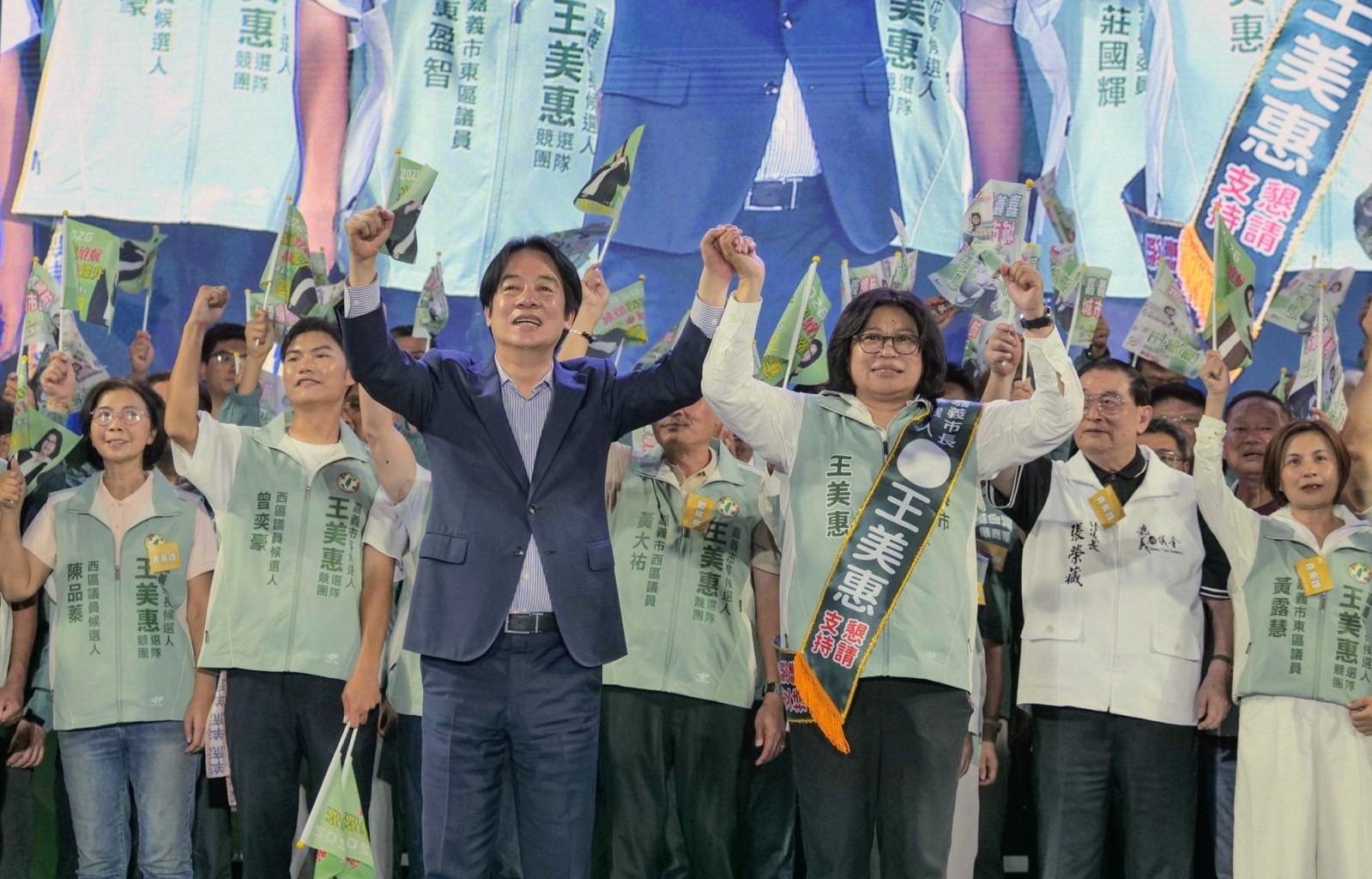 王美惠競選總部成立　賴清德「騎機車」進場支持