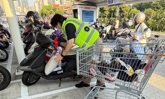好市多又見「天使員工」！主動搬貨上機車暖翻網友　高雄新店海景也圈粉