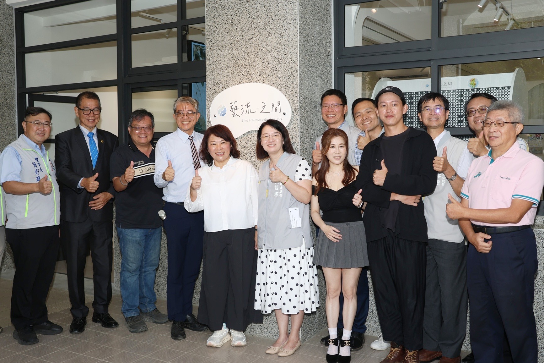 雜物間變美術館！蘭潭國中「藝流・之間」揭牌　校園美學大升級