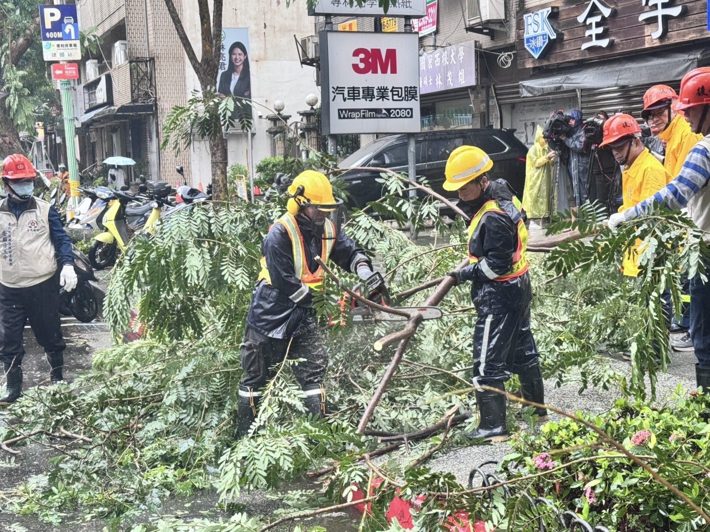 颱風後街頭這一幕!2500清潔隊員全出動 蔣萬安親喊辛苦了 颱風後街頭這一幕!2500清潔隊員全出動 蔣萬安親喊辛苦了