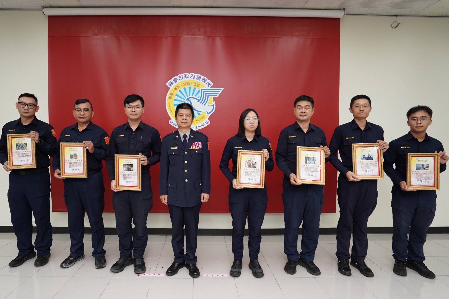 嘉市警察好暖心！助義大利旅客導航帶路　20名員警獲表揚