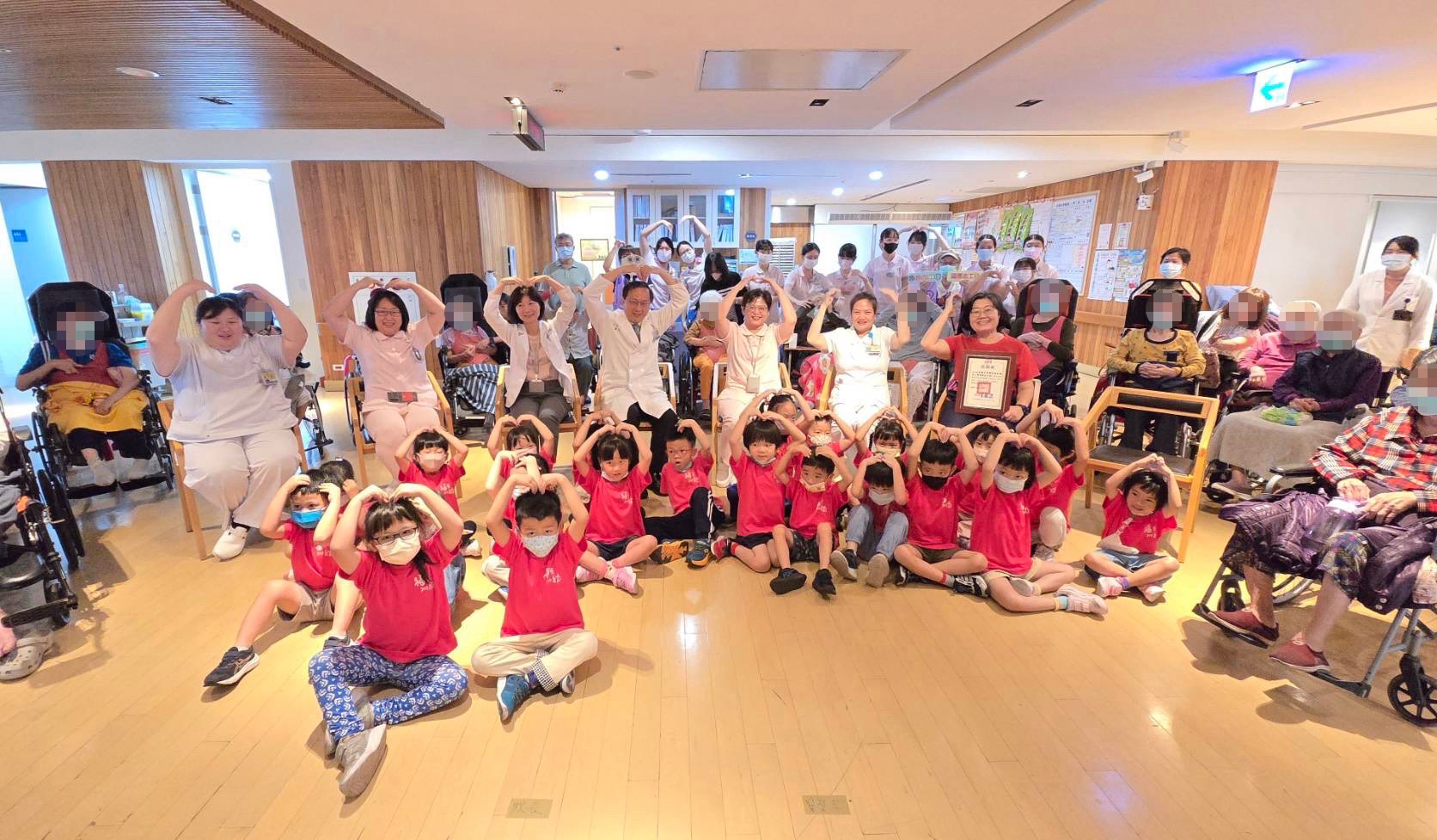 「幸福久久 世代同」 民生醫院邀幼兒園萌娃 陪長輩歡喜慶重陽 「幸福久久 世代同」 民生醫院邀幼兒園萌娃 陪長輩歡喜慶重陽