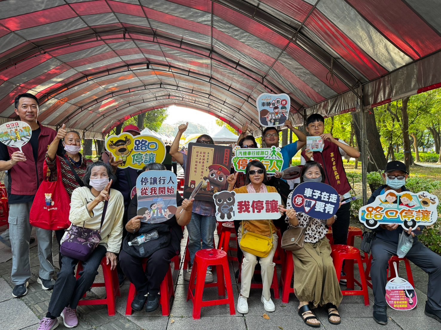 高雄市區監理所　重陽敬老安全最好