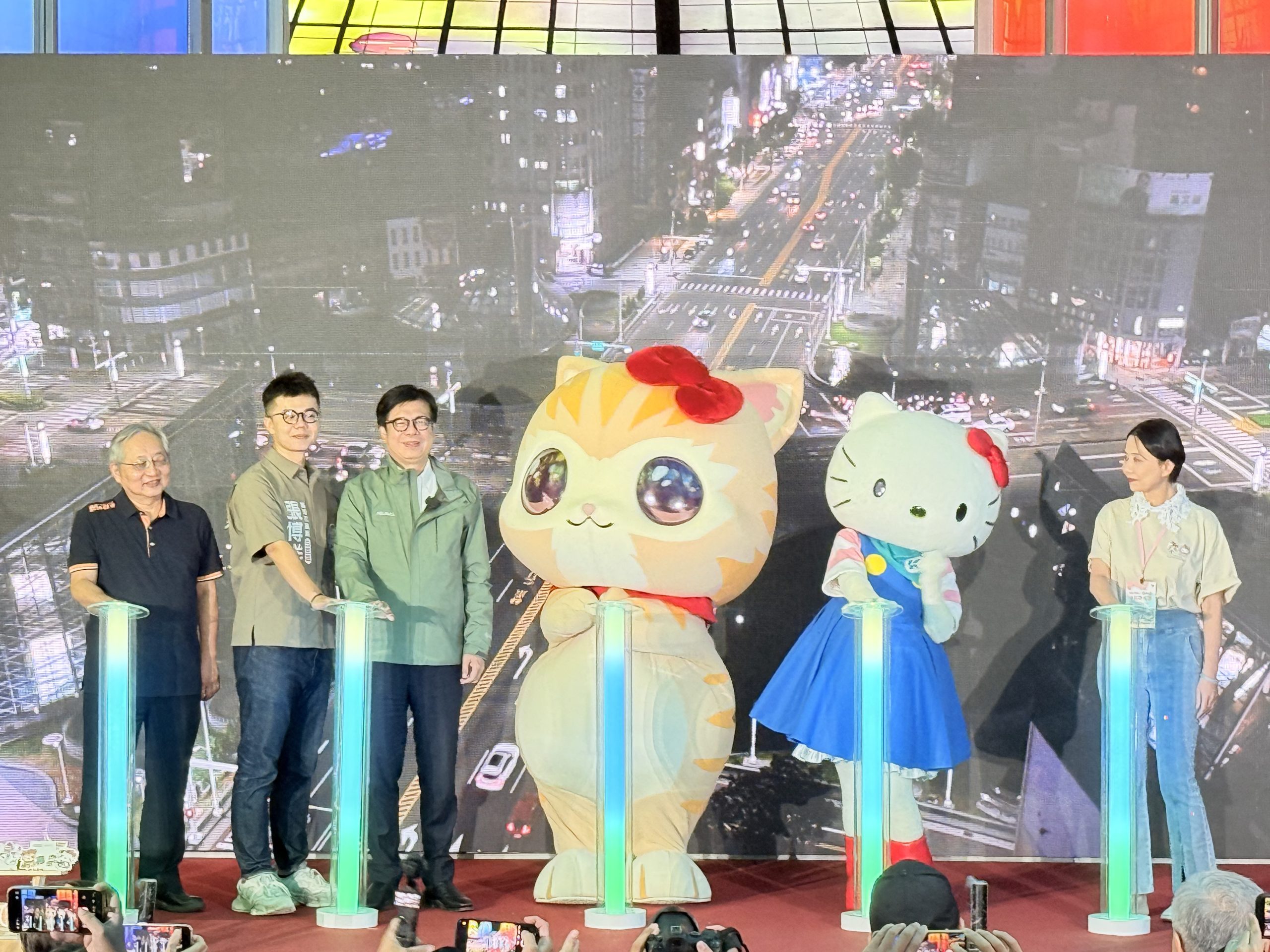 Hello Kitty 攜手蜜柑站長萌翻高雄 　高捷首度捷運車內外全彩繪列車 　「超級好朋友號」啟航