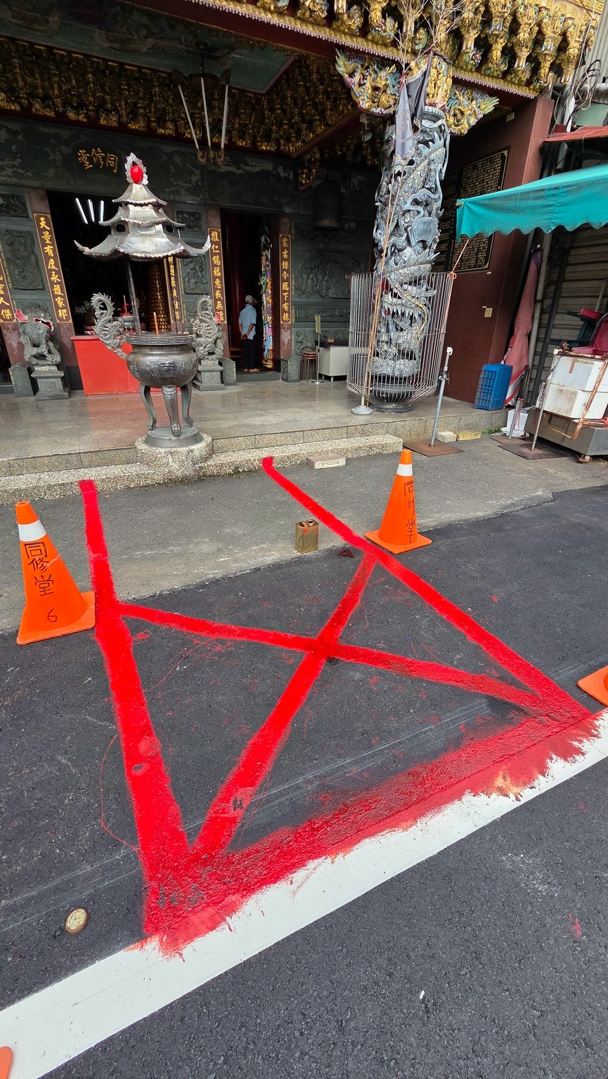 民眾在臉書社團投訴　埔里北環路路面標誌標線劃設工程　遭民眾自行持紅漆劃線破壞
