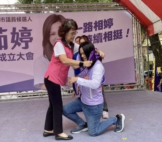 湯，向曾麗燕單膝跪地； 曾，親自為其披上彩帶。 此畫面曾引起熱議，並被同選區于仙玲在臉書公開評議。圖，新聞資料照