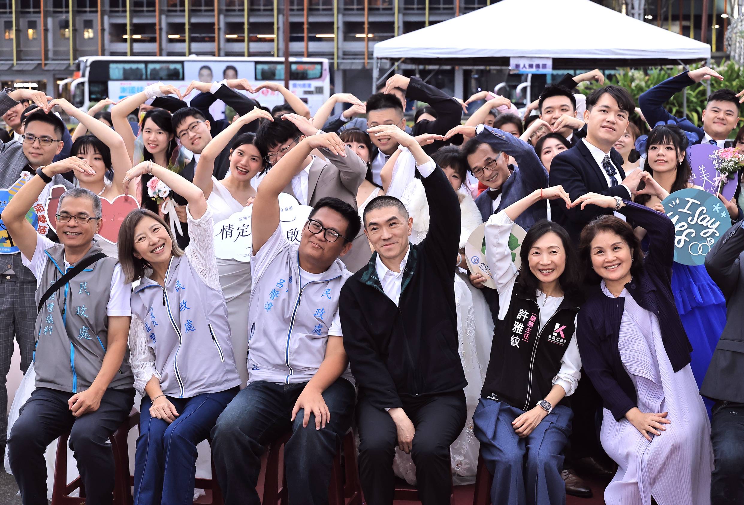 基隆市民聯合婚禮浪漫登場　謝國樑見證23對新人攜手許下幸福承諾