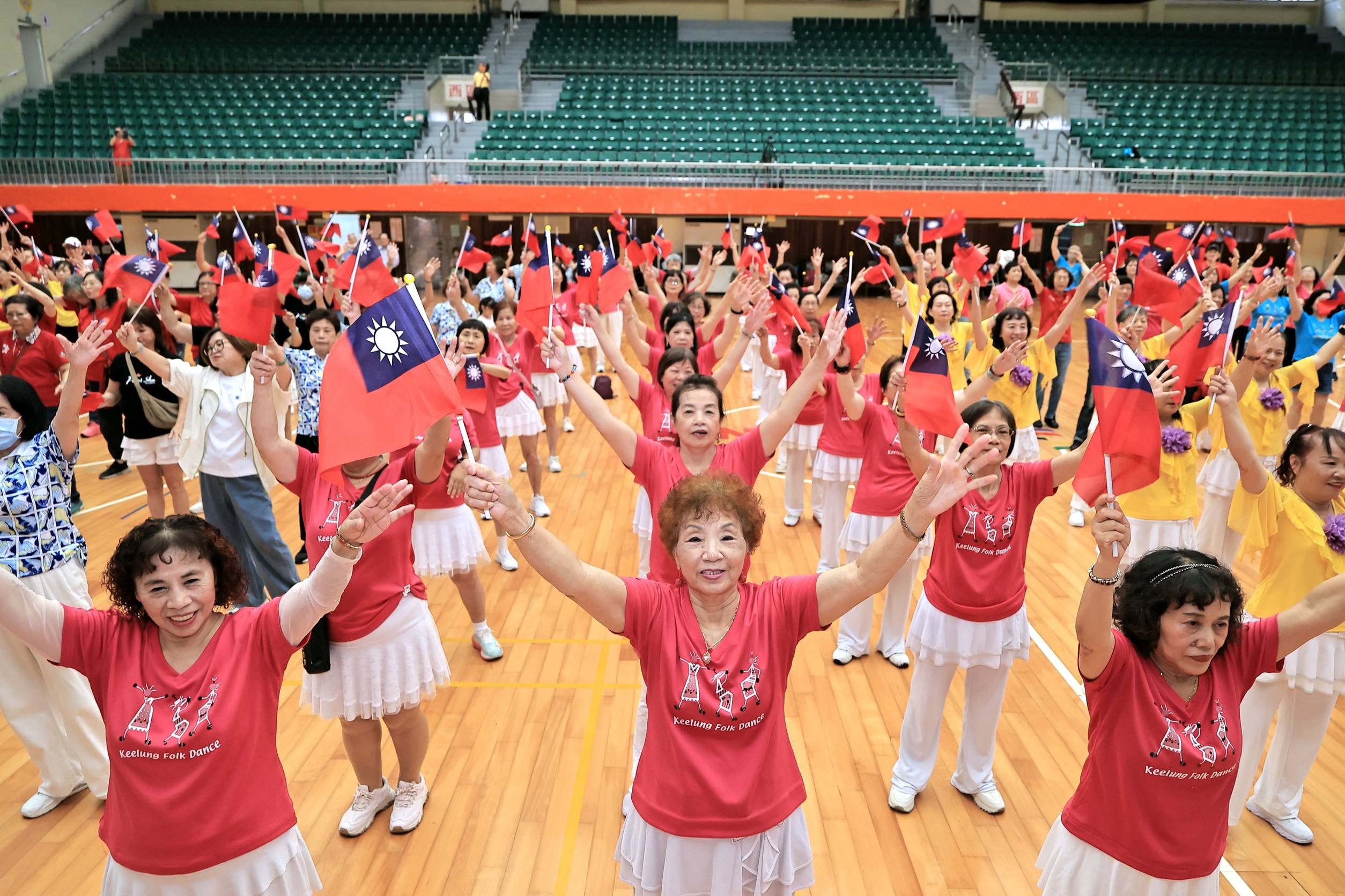 基隆國慶帶動唱聯歡熱鬧登場　謝國樑與市民同慶嗨翻