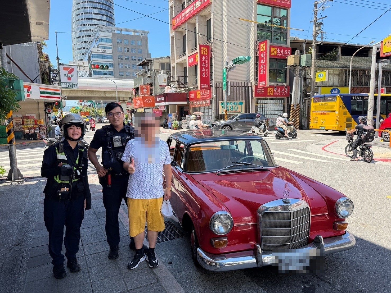 經典古董車拋錨路中央 北投警頂烈日推車解危 經典古董車拋錨路中央 北投警頂烈日推車解危