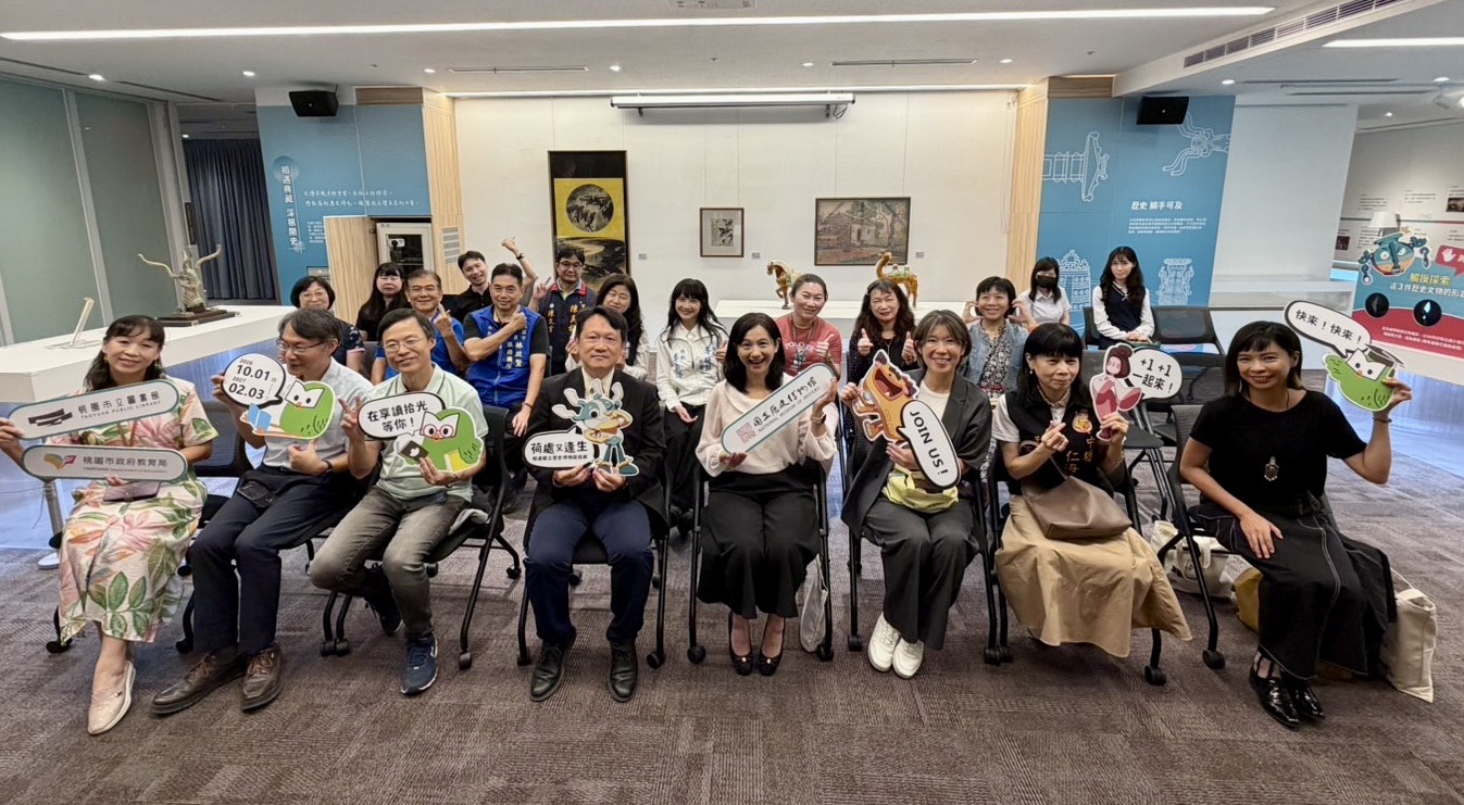 桃市圖攜手史博館推出「荷處又逢生」 二十餘件文物複製品、數位互動投影,串起桃園觀音土地故事 桃市圖攜手史博館推出「荷處又逢生」 二十餘件文物複製品、數位互動投影,串起桃園觀音土地故事