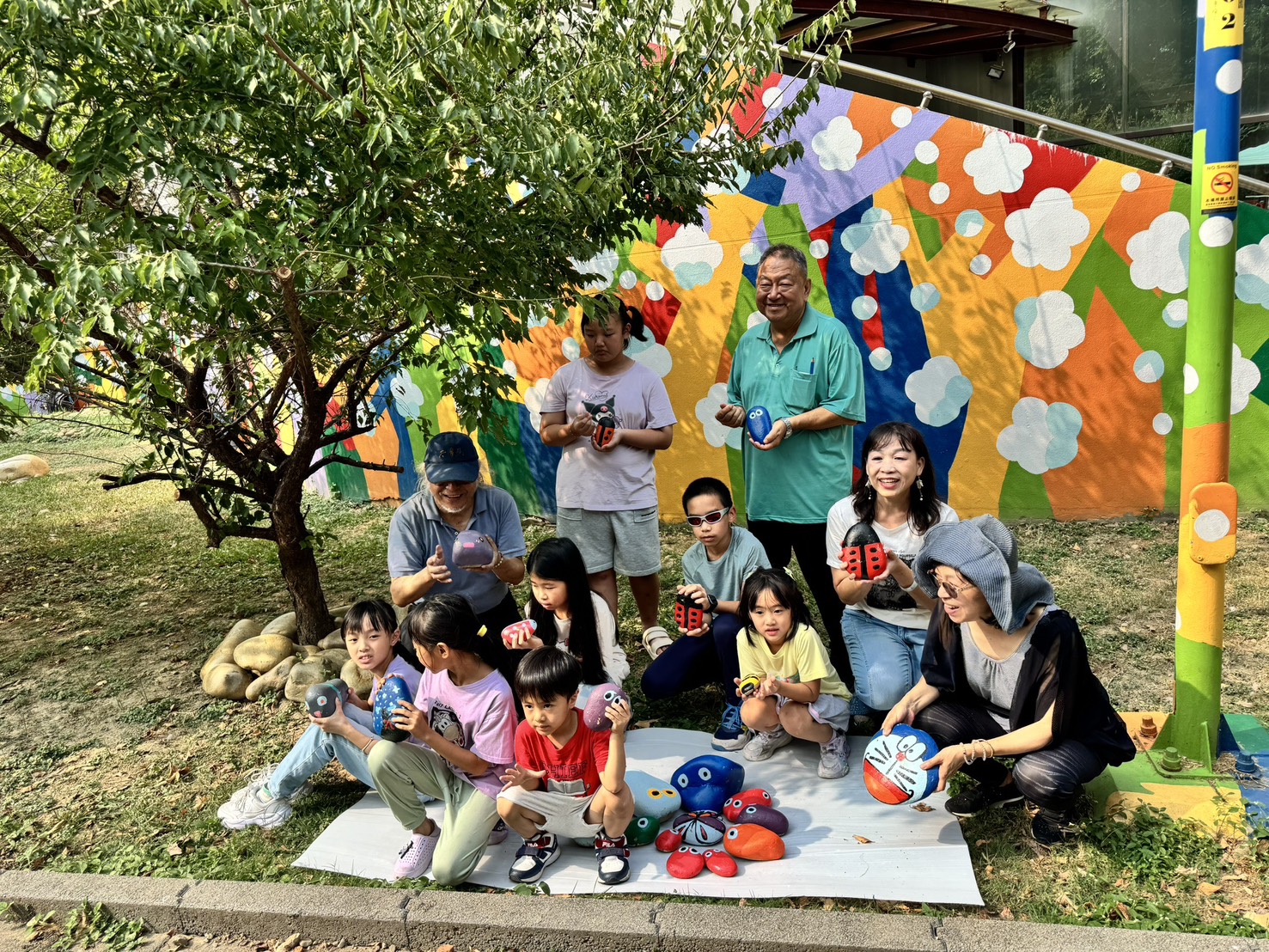 工程挖出的石頭變藝術！桃市圖攜手社區彩繪成功公園  當代營造義務投入 畫家里長帶領居民共創家園風景