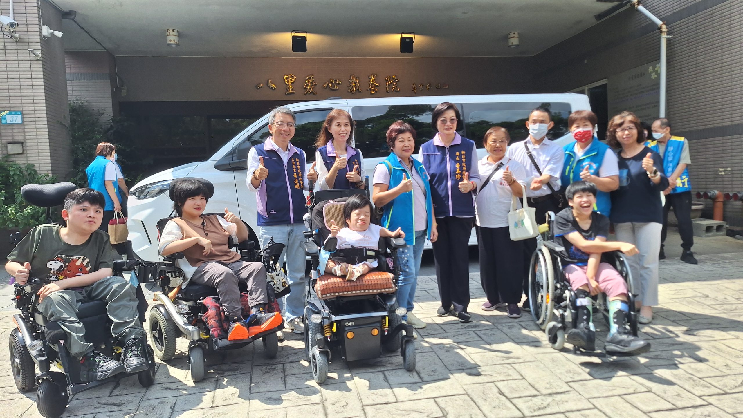 林季臻號召五股靜心院慨捐復康福祉車　嘉惠八里愛心教養院生就學、就醫