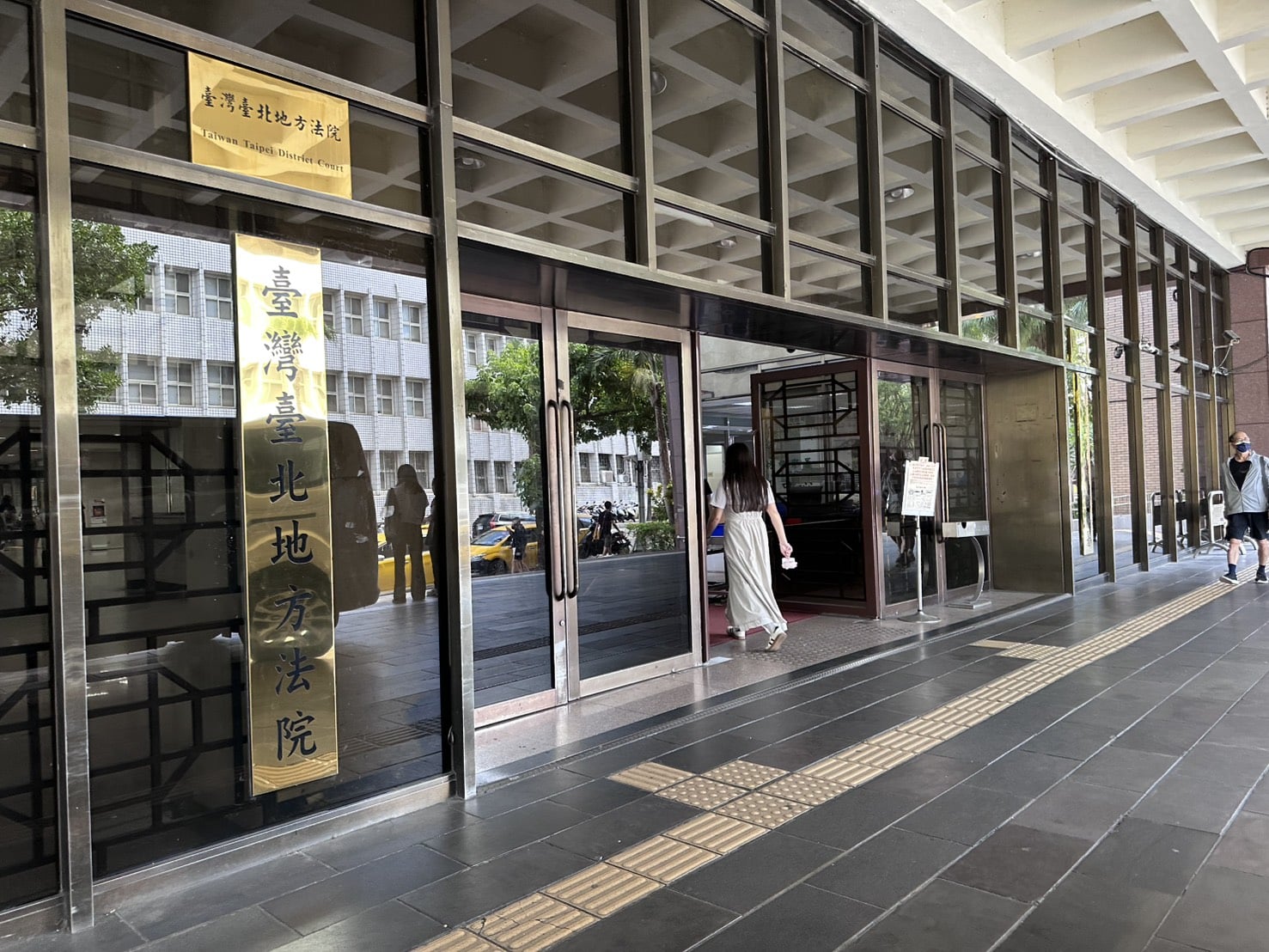 王薀精舍另案首開庭 四被告否認犯行 辯方表示：重傷指控僅依告訴人之詞、欠缺補強證據