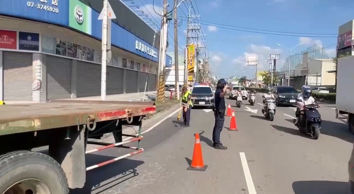 高雄市仁武區鳳仁路今早發生死亡車禍。翻攝畫面