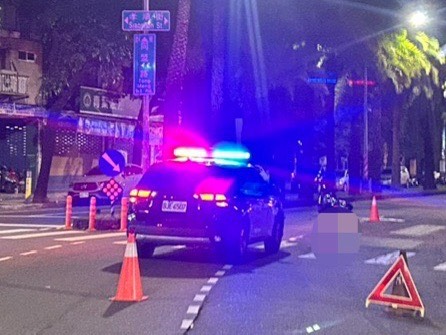 紅牌重機疑過彎不慎　自撞分隔島傷重身亡