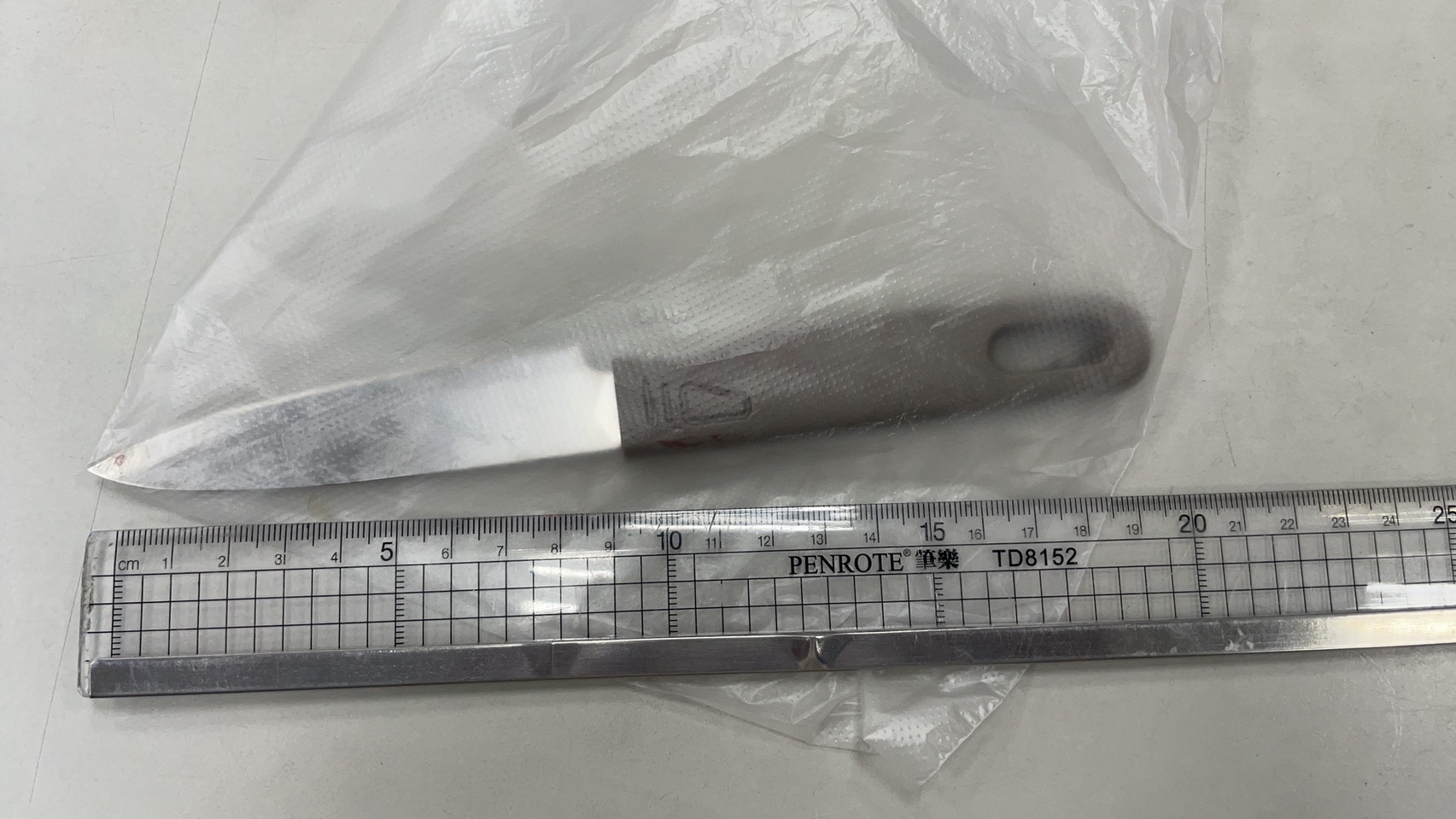 警方查扣兇刀。翻攝畫面