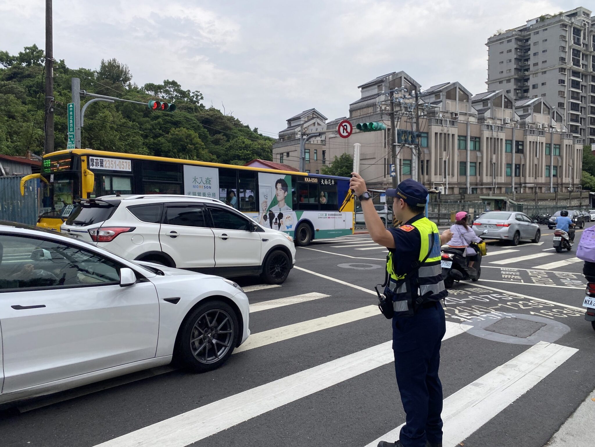 學童上學趣！北投警暖心護童宣導交通安全及識詐觀念