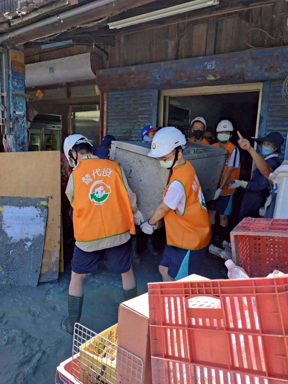 同島一命！臺北市消防與替代役挺進花蓮助災後重建