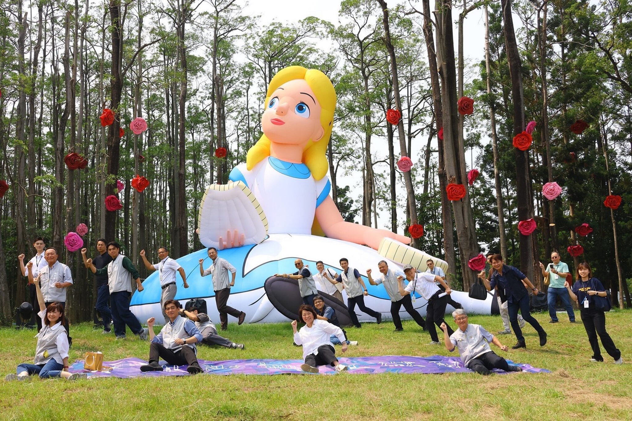 與9米愛麗絲合影變「小人」　嘉義市光織影舞10/4奇幻登場