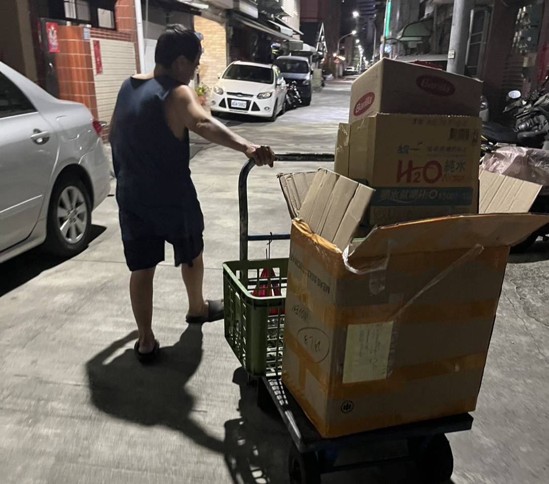 拾荒三兄弟病故陷愁雲 殯葬善人陳紀孝無償助後事 拾荒三兄弟病故陷愁雲 殯葬善人陳紀孝無償助後事