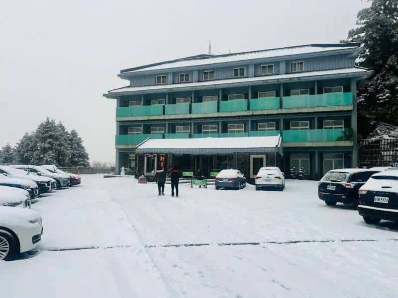 遊客驚呼「宛如歐洲」！合歡山松雪樓一夜積雪9公分