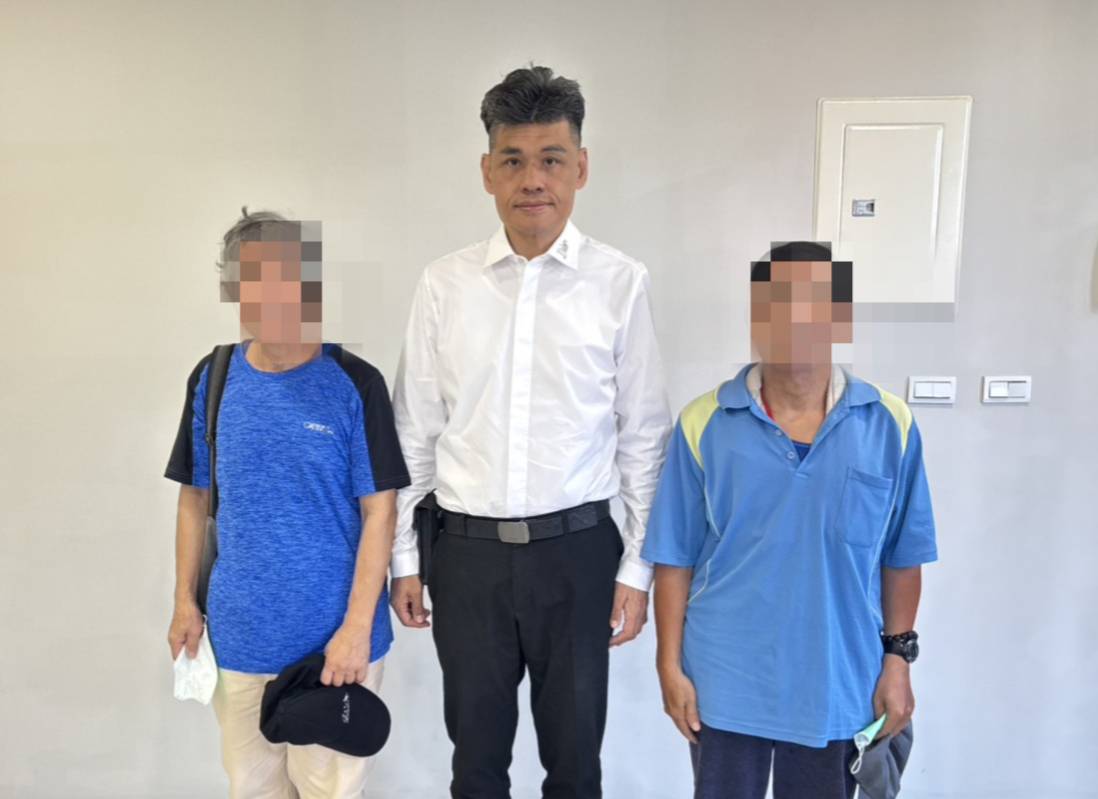 殯葬善人陳紀孝(中)無償幫家屬處理後事。翻攝畫面
