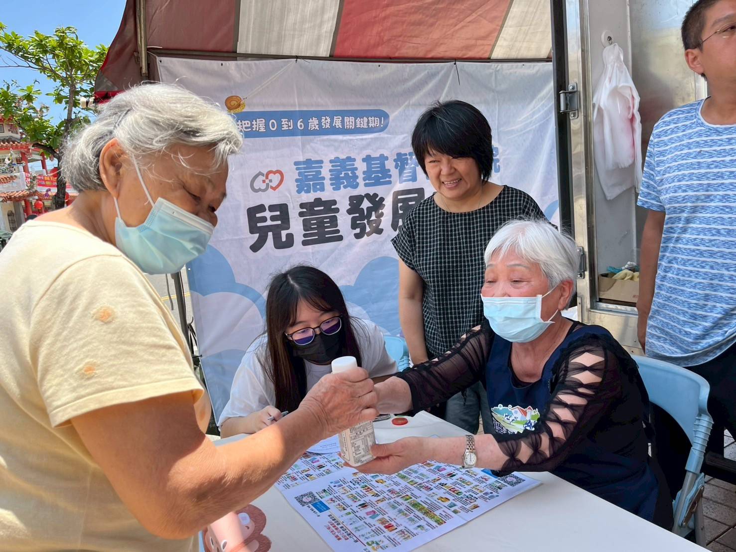老寶貝變店員、童趣紙黏土　太保日照「指尖送愛」打造跨世代的幸福