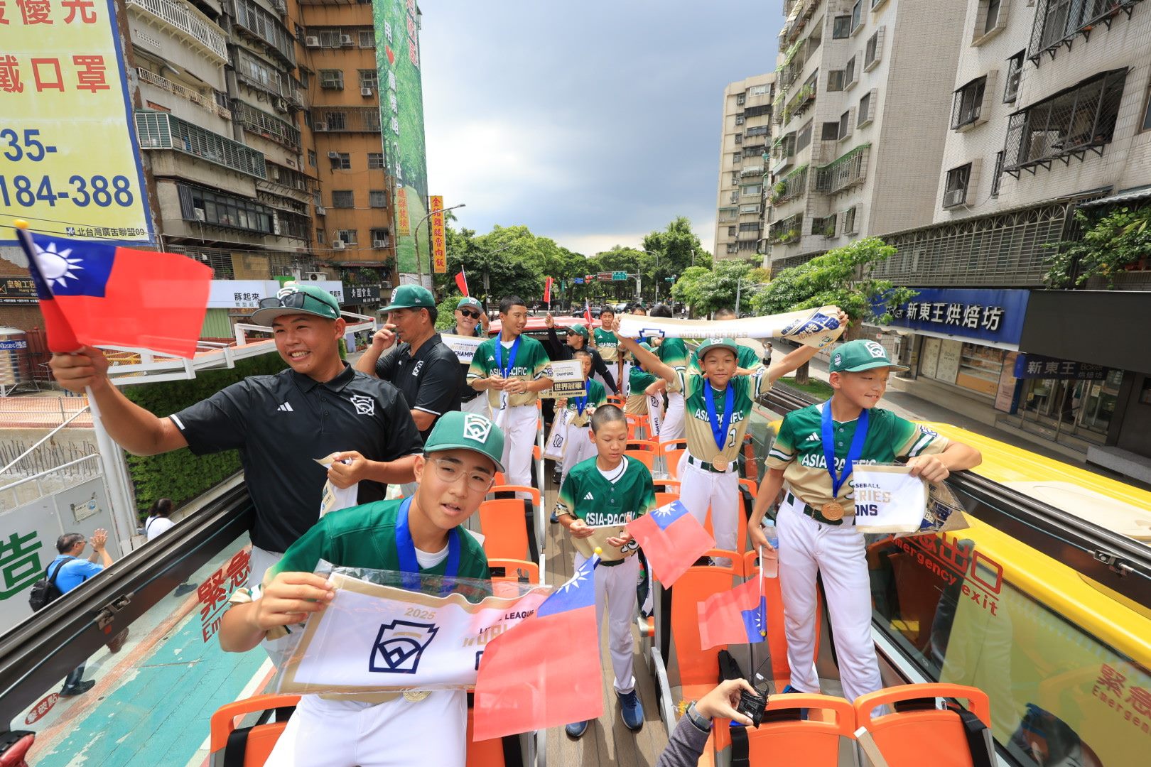 東園少棒世界冠軍凱旋遊行　與林智勝引退共寫歷史