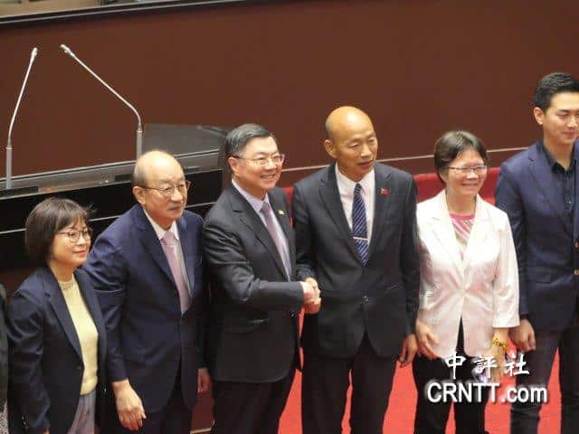 立院會期落幕　完成包括全民普發1萬元等多項民生法案　韓國瑜、卓榮泰與朝野委員合影