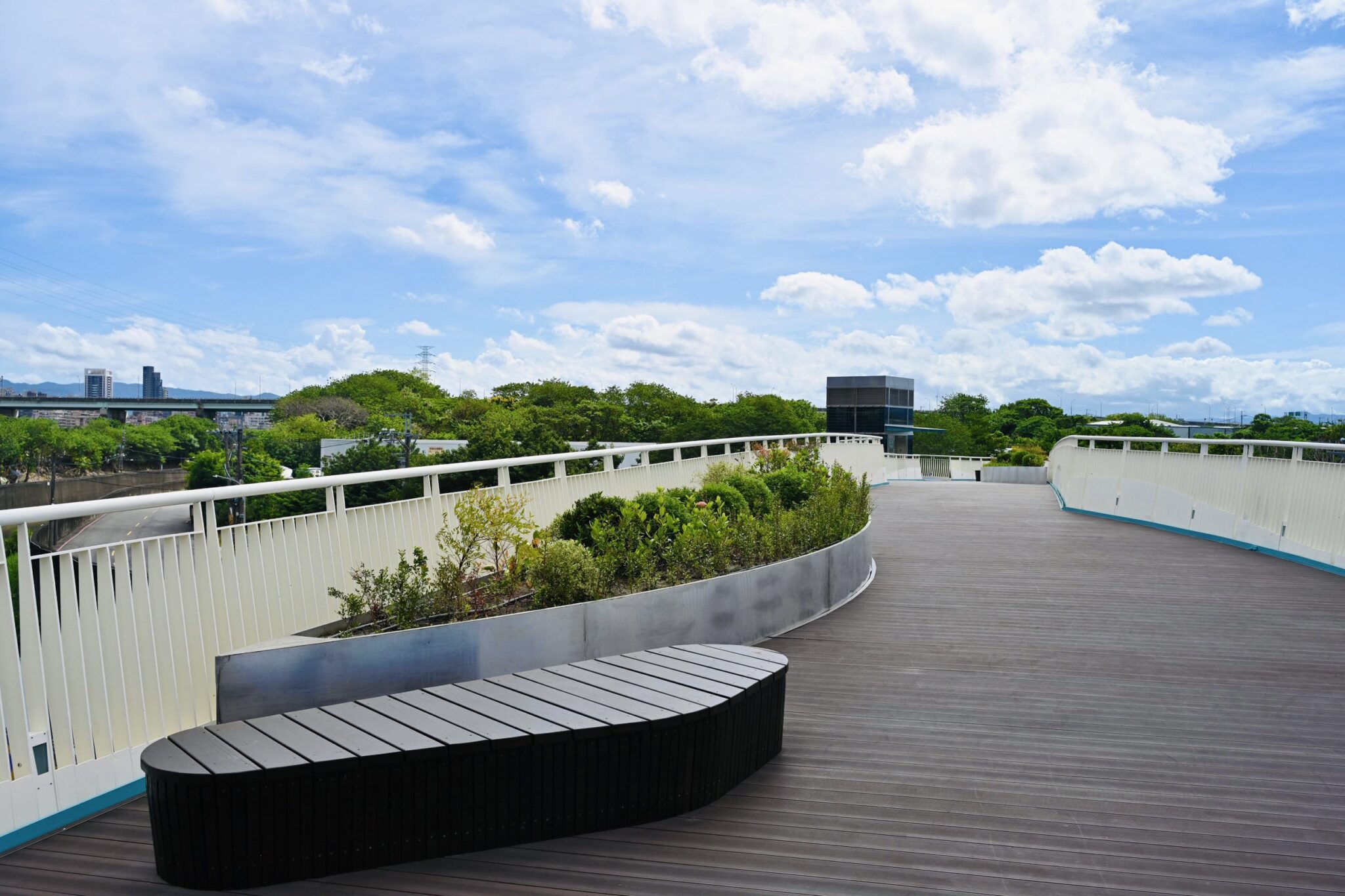五股環保藝術公園跨河景觀橋啟用　侯友宜：打造友善美感空間