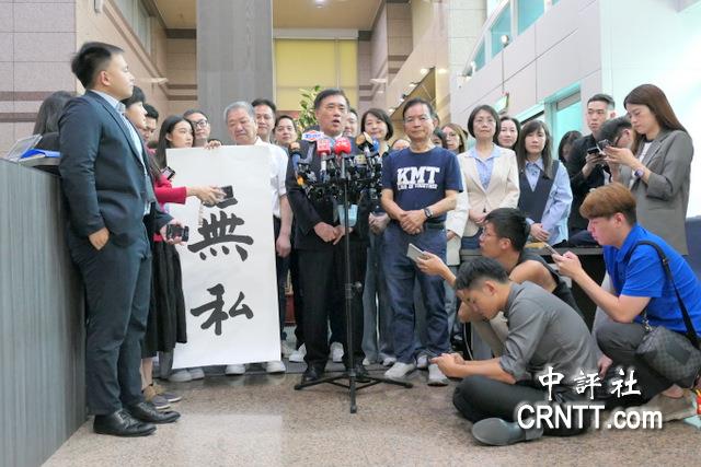 郝龍斌登記參選陪同卡司強　主打無私藍白合