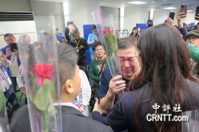 國民黨工獲鄭麗文贈花擁抱　激動落淚