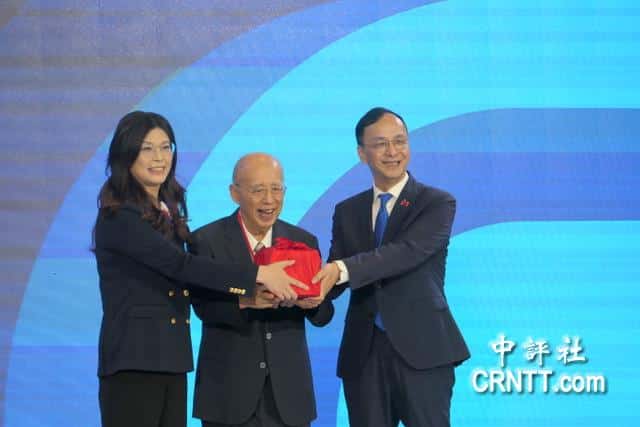 吳伯雄監交　鄭麗文接下國民黨主席印信
