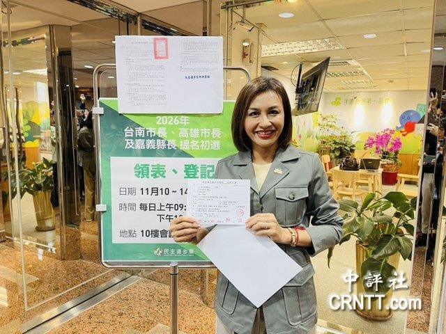 綠高雄市長初選開打　邱議瑩搶頭香登記