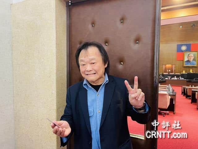 王世堅開金嗓唱從從容容　盼兩岸化解對立