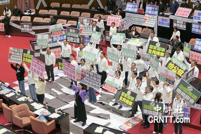 綠霸主席台　藍喊：癱瘓總質詢、羞辱卓榮泰