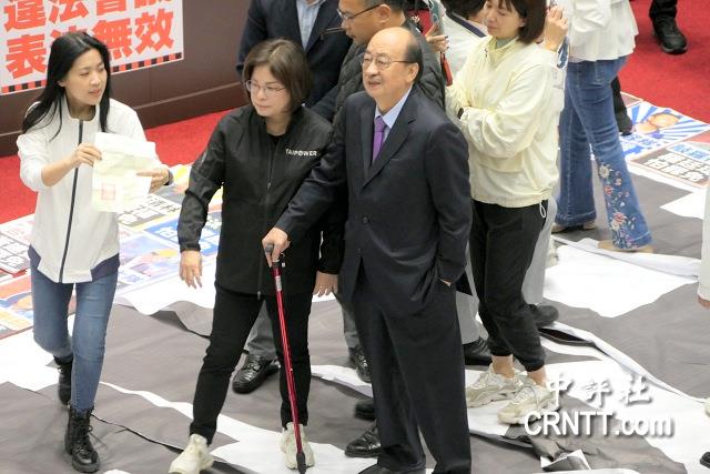 徐巧芯拿驗傷單　在議場緊追柯建銘看傷勢