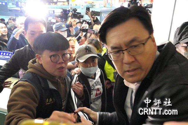 陸配小微被架著強制出境　驚恐抵桃園機場