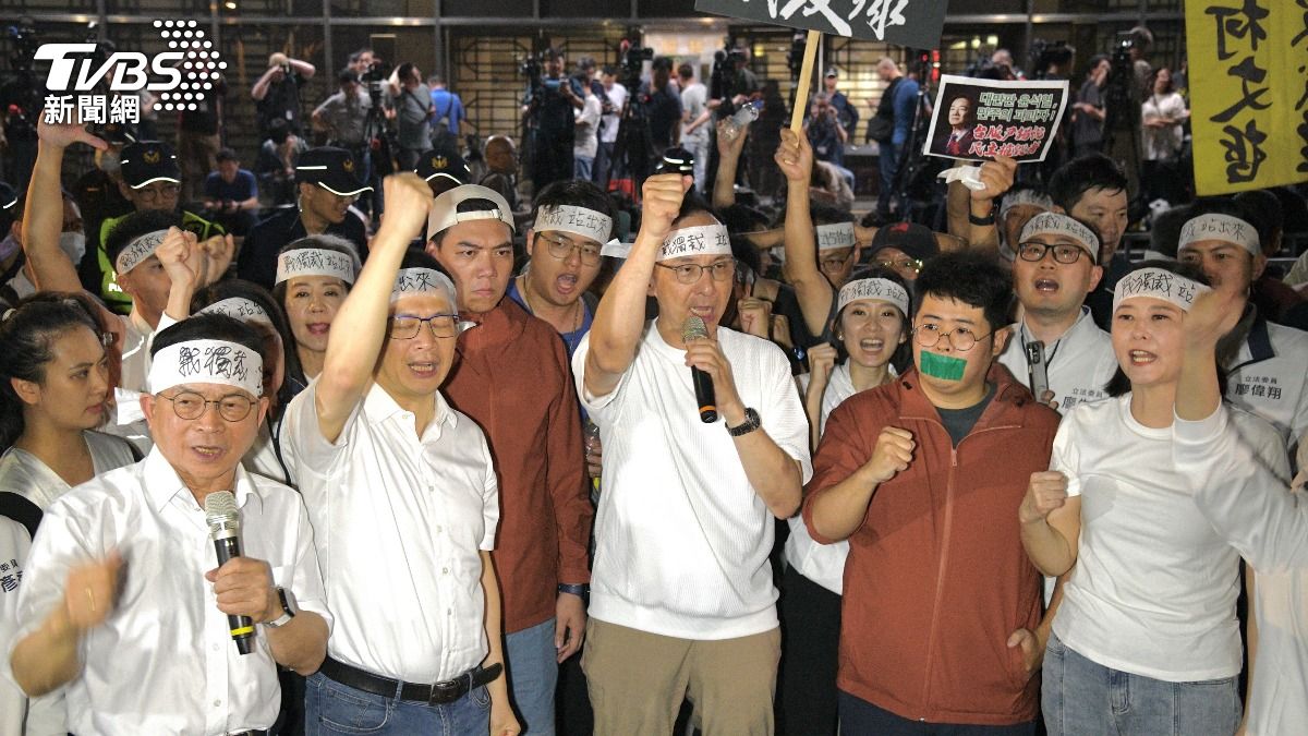 藍北檢集結「戰獨裁」　警四度舉牌　朱立倫預告：下週六凱道「罷免賴清德」　黃呂錦茹深夜移北檢複訊