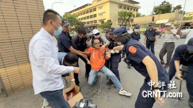 高雄雙罷劫!　罷綠領銜人徐尚賢移送　擋車抗議一片混亂