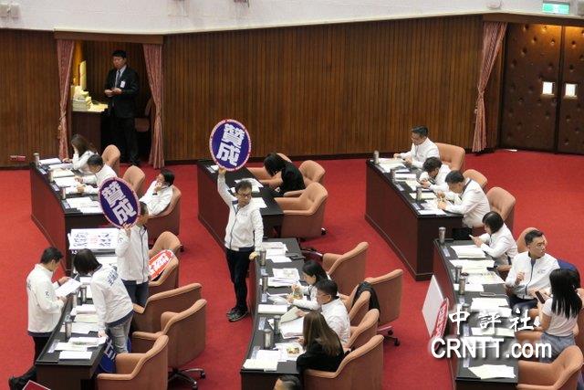柯建銘拐杖傷人　藍白聯手通過送紀律委員會