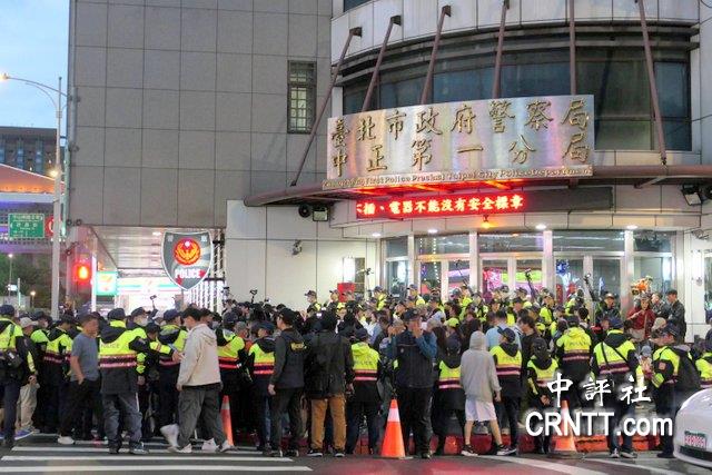 朱立倫赴警局自首　中正一分局外滿滿都是人