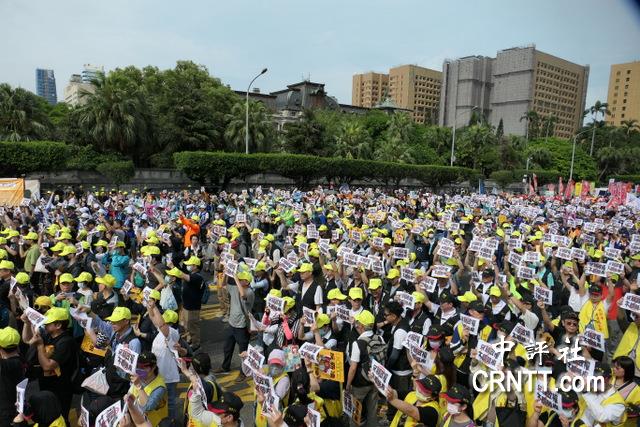 反霸凌，要保障!　抗議賴清德不顧勞權　提七大行動訴求　千人怒吼向總統府丟紙團
