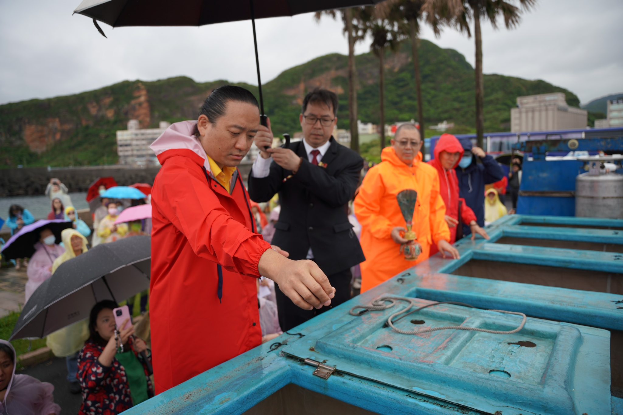 藏傳佛教第43任薩迦法王親臨野柳主持魚苗放生活動　宣導護生與環境保護